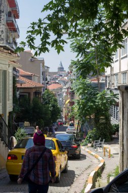 İstanbul, Türkiye - 8 Haziran 2014: İstanbul 'da arka planda bir yaz günü Galata kulesi bulunan eski bir sokak.