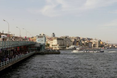 İstanbul, Türkiye - 8 Haziran 2014: İstanbul 'daki Altın Boynuz' daki Galata Köprüsü.