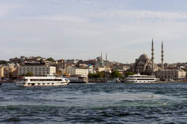 İstanbul, Türkiye - 8 Haziran 2014: İstanbul Boğazı 'ndaki feribot ve gemiler, İstanbul' daki Boğaz.