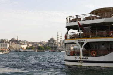 İstanbul, Türkiye - 8 Haziran 2014: İstanbul Boğazı 'ndaki feribot ve gemiler, İstanbul' daki Boğaz.