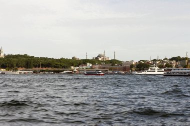 İstanbul, Türkiye - 8 Haziran 2014: İstanbul Boğazı 'ndaki feribot ve gemiler, İstanbul' daki Boğaz.