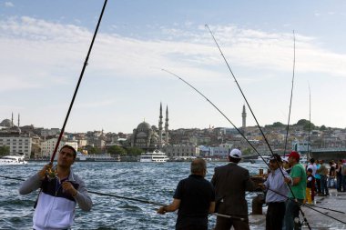 İstanbul, Türkiye - 8 Haziran 2014: İstanbul Boğazı Balıkçılar, İstanbul Boğazı.