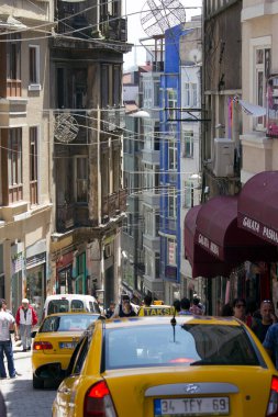 İstanbul, Türkiye - 8 Haziran 2014: İstanbul 'da bir yaz günü eski bir sokak.