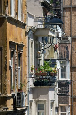 İstanbul, Türkiye - 8 Haziran 2014: İstanbul 'da bir yaz günü eski bir sokak.