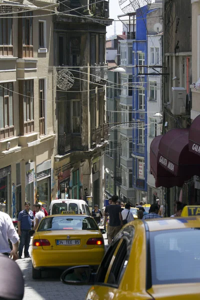 İstanbul, Türkiye - 8 Haziran 2014: İstanbul 'da bir yaz günü eski bir sokak.