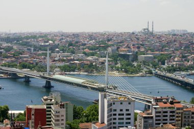 Arka planda Halic Metro Köprüsü bulunan Galata kulesinden İstanbul manzarası.