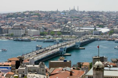 İstanbul, Türkiye - 8 Haziran 2014: İstanbul kentinin önplanda Yeni Cami ve Galata Köprüsü ile Galata Kulesi manzarası.