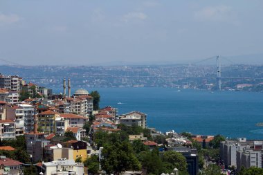 İstanbul şehrinin arka planında Boğaz Köprüsü bulunan Galata kulesinden görünüşü.