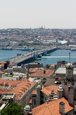 İstanbul şehrinin arka planında Altın Boynuz ve Galata Köprüsü bulunan Galata kulesinden manzarası.