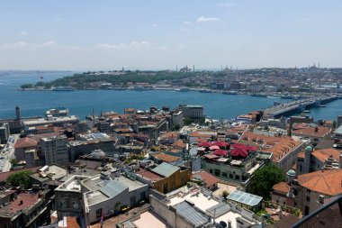 İstanbul şehrinin arka planında Altın Boynuz ve Galata Köprüsü bulunan Galata kulesinden manzarası.