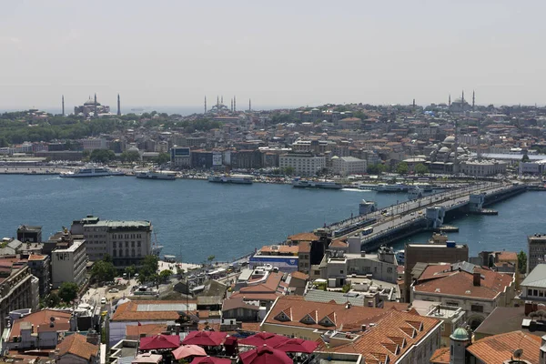 İstanbul şehrinin arka planında Altın Boynuz ve Galata Köprüsü bulunan Galata kulesinden manzarası.