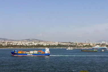 İstanbul 'un ön planında bir yaz günü İstanbul Boğazı manzarası.