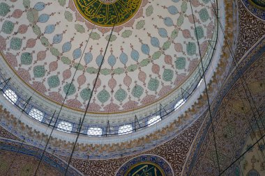 Yeni Cami 'nin içerisi aslında İstanbul, Türkiye' deki Valide Sultan Camii olarak adlandırıldı.
