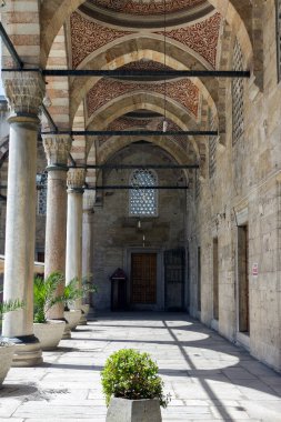 Yeni Cami başlangıçta İstanbul, Türkiye 'deki Valide Sultan Camii' ne.