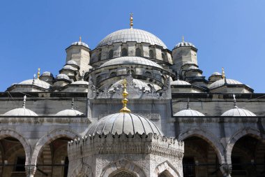 Yeni Cami başlangıçta İstanbul, Türkiye 'deki Valide Sultan Camii' ne.