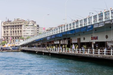 İstanbul, Türkiye - 8 Haziran 2014: İstanbul 'daki Altın Boynuz' daki Galata Köprüsü.