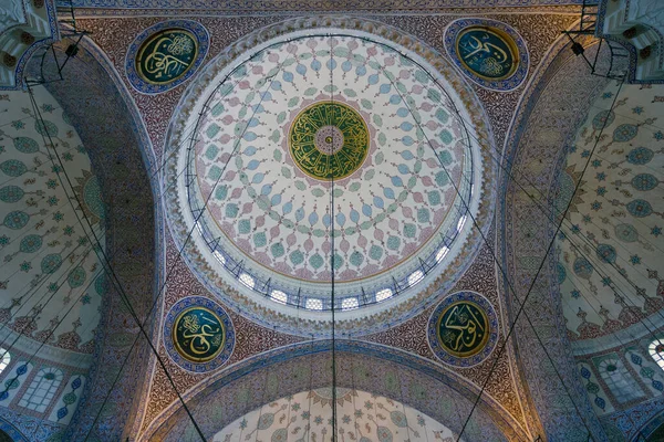 모스크의 이름은 이스탄불의 발리데 사원이었다 — 스톡 사진