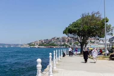 İstanbul, Türkiye - 8 Haziran 2014: İstanbul şehri ve İstanbul Boğazı ön planda. Şehrin Asyalı tarafından bak..