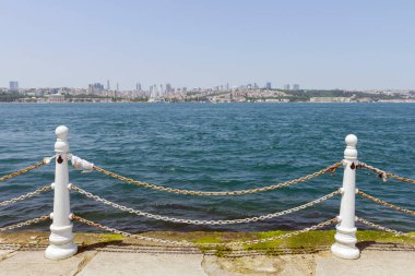 Önünde Boğaz 'ın olduğu İstanbul kenti. Şehrin Asyalı tarafından bak..