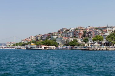 Önünde Boğaz 'ın olduğu İstanbul kenti. Şehrin Asyalı tarafından bak..