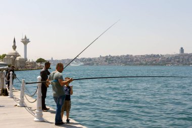 İstanbul, Türkiye - 8 Haziran 2014: İstanbul Boğazı Balıkçılar, İstanbul Boğazı.