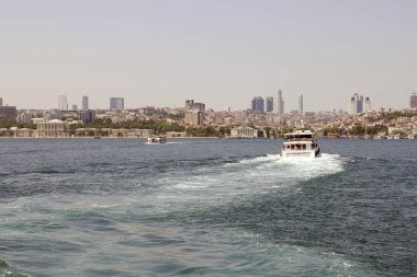 Önünde Boğaz 'ın olduğu İstanbul kenti. Şehrin Asyalı tarafından bak..