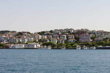 Önünde Boğaz 'ın olduğu İstanbul kenti. Şehrin Asyalı tarafından bak..