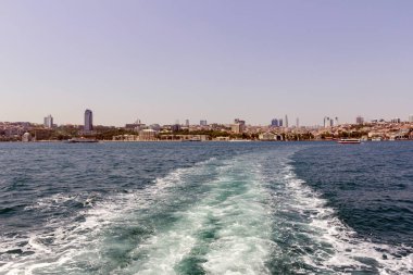 Önünde Boğaz 'ın olduğu İstanbul kenti. Şehrin Asyalı tarafından bak..