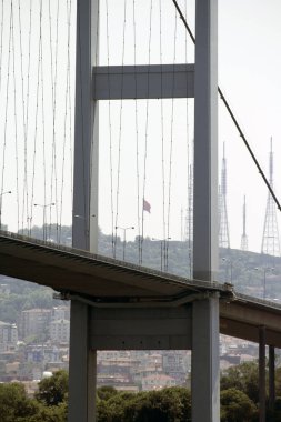 İstanbul 'daki Boğaz Köprüsü bir yaz günü.