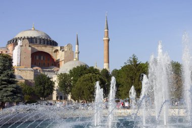 Ayasofya Kubbe ve minareler eski İstanbul 'da Sultan Ahmad Maydan Çeşmesi önünde, Türkiye