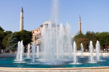 Ayasofya Kubbe ve minareler eski İstanbul 'da Sultan Ahmad Maydan Çeşmesi önünde, Türkiye