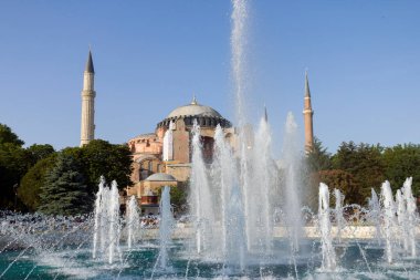 Ayasofya Kubbe ve minareler eski İstanbul 'da Sultan Ahmad Maydan Çeşmesi önünde, Türkiye