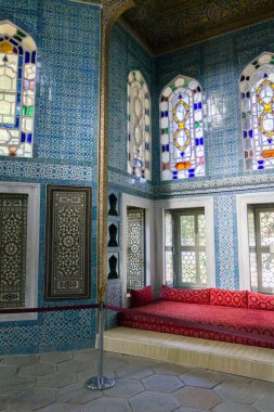 Bir yaz günü İstanbul 'daki Topkapı Sarayı' nın içinde. 15. ve 16. yüzyıllarda Osmanlı sultanlarının ana konutu ve yönetim merkezi olarak hizmet vermiştir..