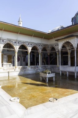 İstanbul, Türkiye - 8 Haziran 2014: İstanbul 'daki Topkapı Sarayı' nın avlusu.