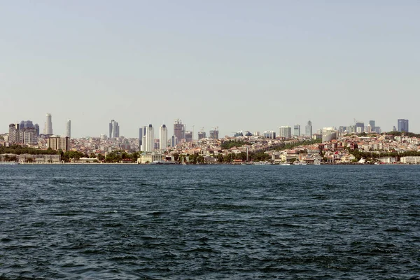 Isztambul Városa Bosporusszal Előtérben Kilátás Város Ázsiai Oldaláról — Stock Fotó