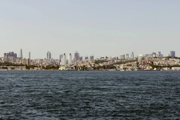 Önünde Boğaz 'ın olduğu İstanbul kenti. Şehrin Asyalı tarafından bak..