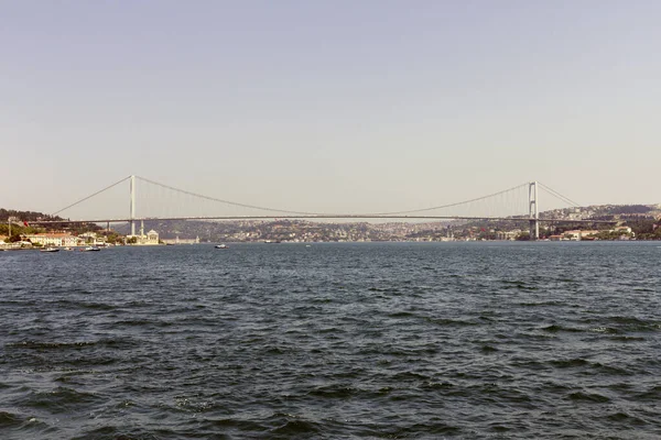 İstanbul 'daki Boğaz Köprüsü bir yaz günü.