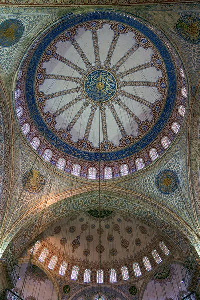 İstanbul, Türkiye 'de bulunan Mavi Cami olarak da bilinen Sultan Ahmed Camii' nin içi.