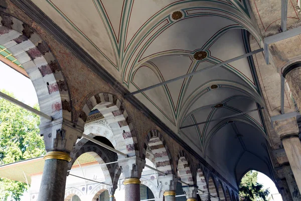 여름날 이스탄불의 궁전의 내부였습니다 세기와 세기에 이곳은 오스만 제국의 술탄들의 — 스톡 사진
