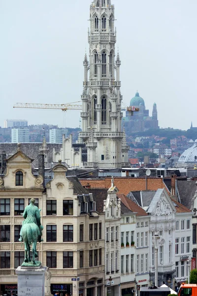 比利时布鲁塞尔 2013年6月16日 从Mont Des Arts Garden俯瞰布鲁塞尔市政厅塔 — 图库照片