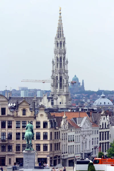 比利时布鲁塞尔 2013年6月16日 从Mont Des Arts Garden俯瞰布鲁塞尔市政厅塔 — 图库照片