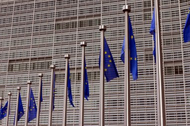 Avrupa Birliği bayrakları Berlaymont Binası 'nda, Avrupa Komisyonu Brüksel, Belçika' da