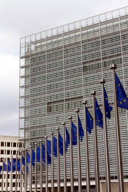 Avrupa Birliği bayrakları Berlaymont Binası 'nda, Avrupa Komisyonu Brüksel, Belçika' da