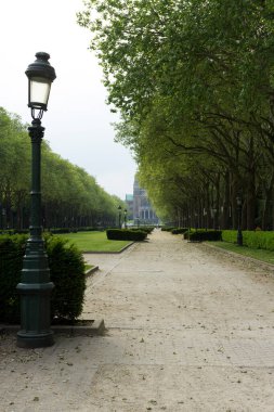 Brüksel, Belçika 'da bir yaz gününde arka planda Kutsal Kalp Bazilikası olan Elisabeth Park.