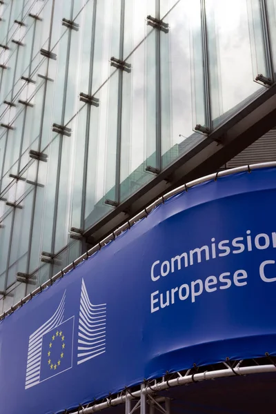 Berlaymont binasının girişi, Brüksel, Belçika 'daki Avrupa Komisyonu' nun merkezi