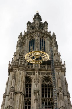 Antwerp, Belçika - 17 Haziran 2013: Bir yaz günü Antwerp 'teki Meryem Ana Katedrali' nin kulesi.