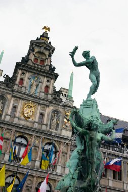 Brabo heykeli ve Antwerp 'teki Antwerp Belediye Binası' nda bulutlu bir yaz gününde devin eli..