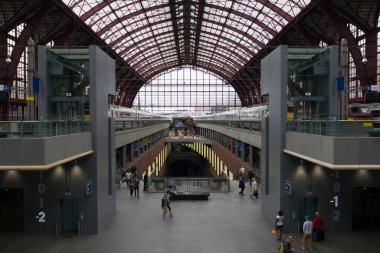 Antwerp, Belçika - 17 Haziran 2013: Bir yaz günü Antwerpen Centraal ana tren istasyonu.