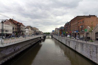 Brüksel, Belçika - 16 Haziran 2013: Brüksel, Belçika 'daki Brüksel Kanalı bulutlu bir yaz gününde. Belçika 'da bir su yolu bölümü..