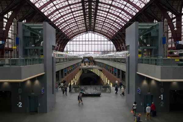 Antwerp, Belçika - 17 Haziran 2013: Bir yaz günü Antwerpen Centraal ana tren istasyonu.
